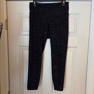 Old Navy Active Elevate Black Camouflage Leggings